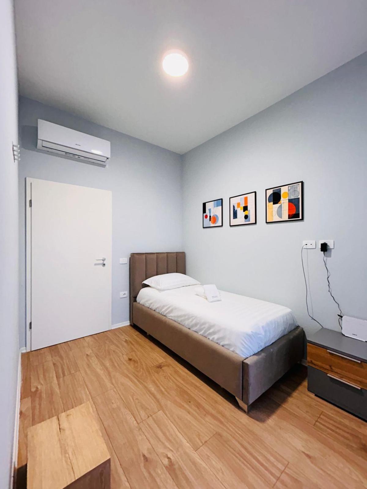 Picasso Apartment Tirana Exteriör bild